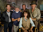 Shia LaBeouf, Steven Spielberg, Ray Winstone, Karen Allen und Harrison Ford (Photo: David James/Lucasfilm Ltd./Paramount)