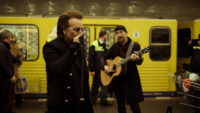Bono und The Edge hautnah – U2 rocken die Berliner U-Bahn!