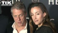 Hugh Grant verliebt mit Ehefrau bei „Heretic Deutschlandpremiere