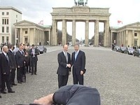 Fürst Albert II. von Monaco posiert vor dem Brandenburger Tor