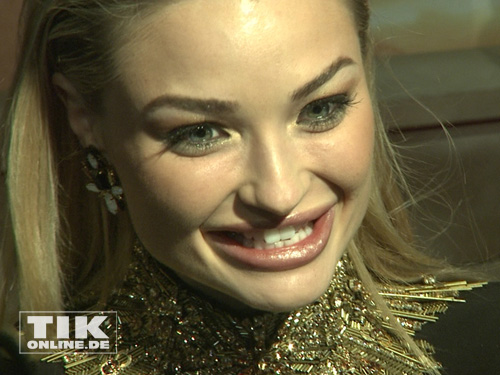 Emma Rigby strahlt auf dem roten Teppich der Weltpremiere von "Der Medicus" in Berlin