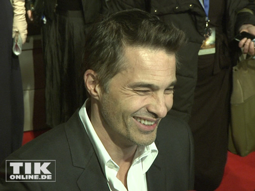 Olivier Martinez bestens gelaunt auf dem roten Teppich der Weltpremiere von "Der Medicus" in Berlin