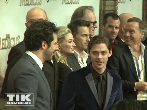 Tom Payne und seine "Medicus"-Kollegen bei der Weltpremiere von "Der Medicus" in Berlin