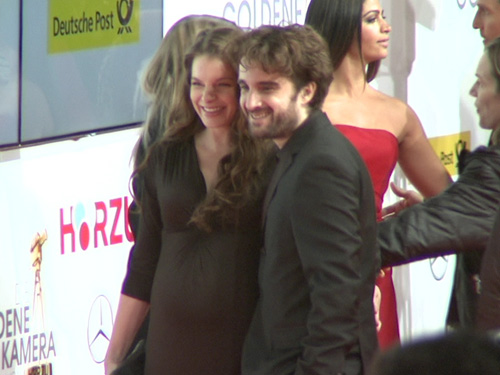 Oliver Wnuk und Yvonne Catterfeld mit Babybauch auf dem roten Teppich der Goldenen Kamera 2014