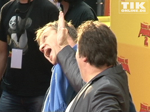 Hape Kerkeling und Jack Black albern auf der Premiere von Kung Fu Panda fröhlich herum