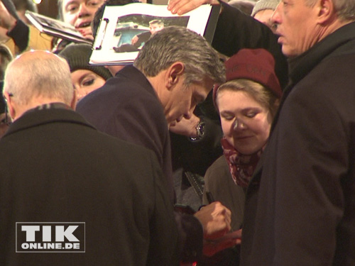 George Clooney schrieb auf der Berlinale-Premiere von "Monuments Men" fleißig Autogramme