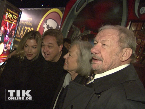 Oliver Kalkofe und Wolfgang Völz kamen mit ihren Herzdamen zur "Palazzo Berlin 2013"-Premiere