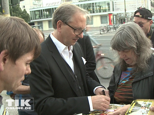 Olli Dittrich schreibt geduldig Autogramme