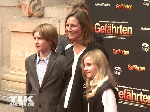 Tita von Hardenberg mit ihren Kindern auf der "Gefährten"-Premiere