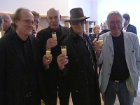 Udo Lindenberg stößt mit Eierlikör an